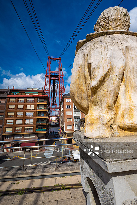 从高处俯瞰葡尔图莱特的维斯卡亚桥和雕像图片素材