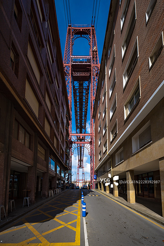 葡尔图莱特的维斯卡亚桥框架下的街景图片素材