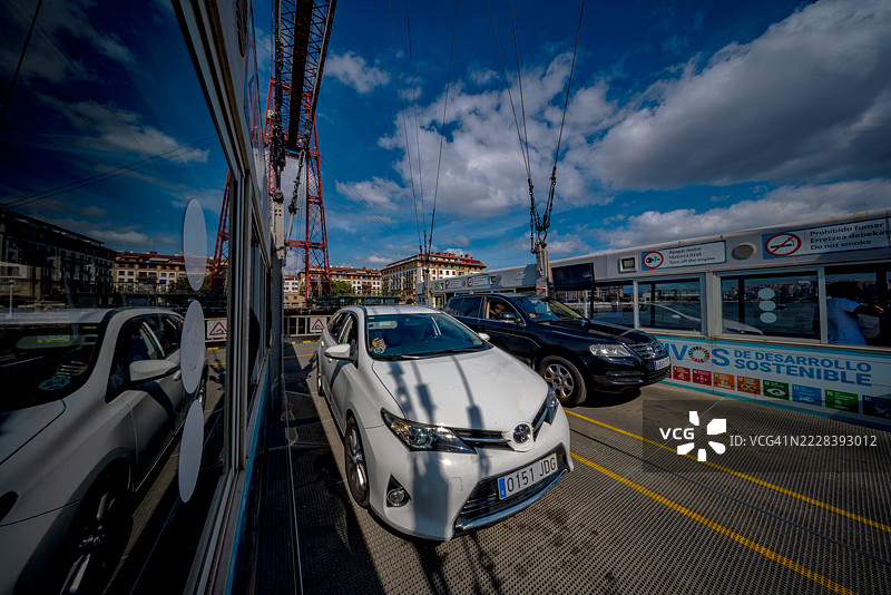 比斯开运输桥上有车辆穿越图片素材