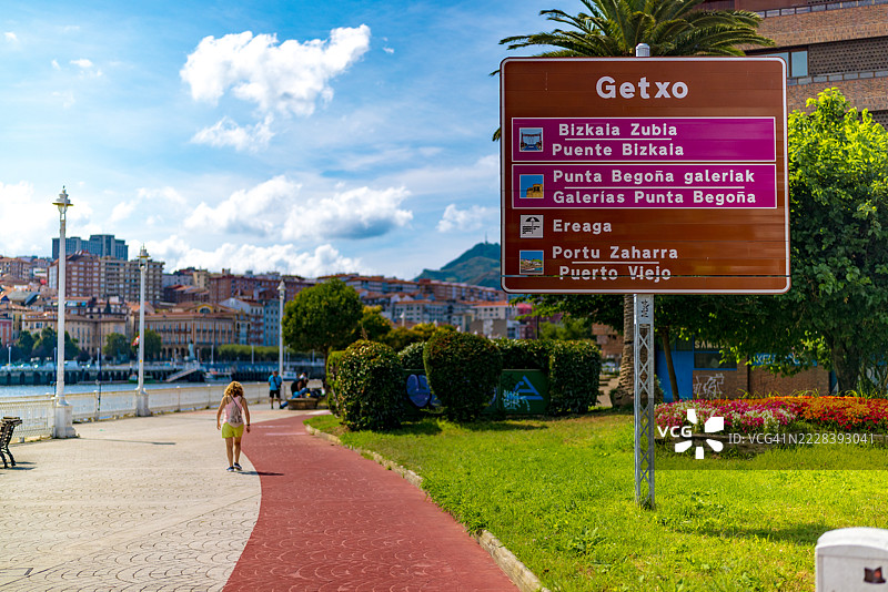 盖乔河滨的指示牌指向比斯开桥图片素材