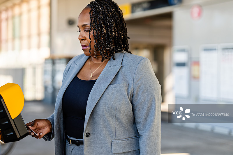 女商人在地铁站扫描交通卡图片素材