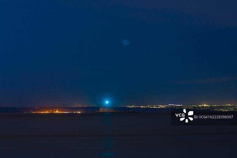 夜晚海洋中岛上的灯塔图片素材