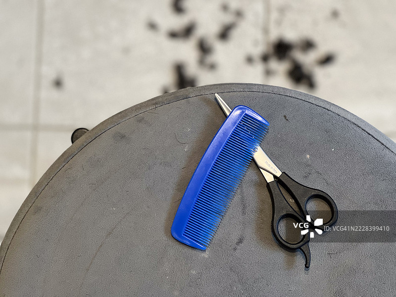 理发店凳子上的剪发剪刀和梳子图片素材