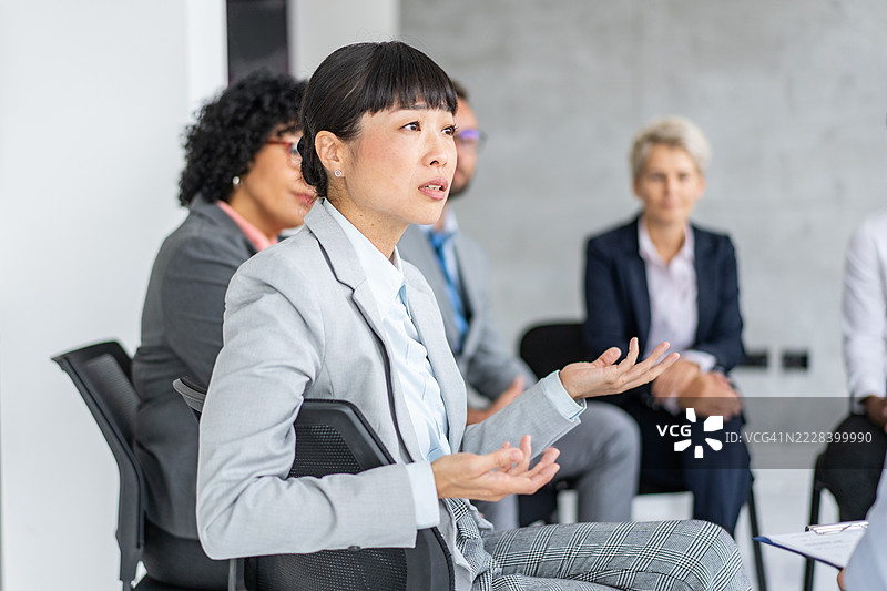 艺术交流：会议上专业人士分享想法图片素材
