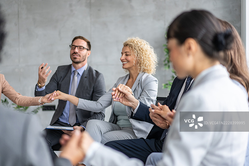 商务会议：敬业的专业人士与创意碰撞图片素材