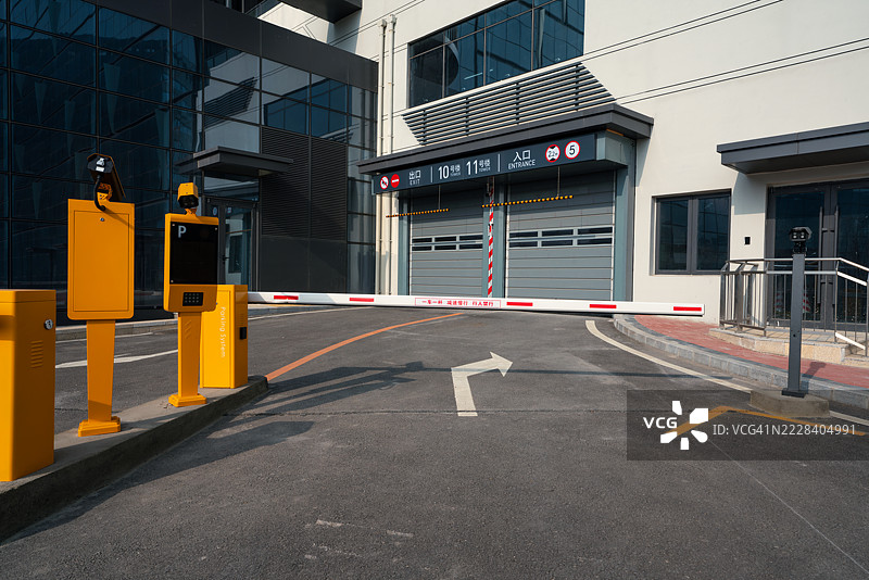 办公大楼外的停车场收费亭图片素材