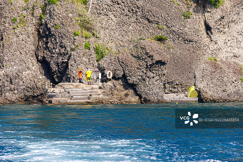 海里佐海滩的登船地点，救生员正在监视游客登船。图片素材