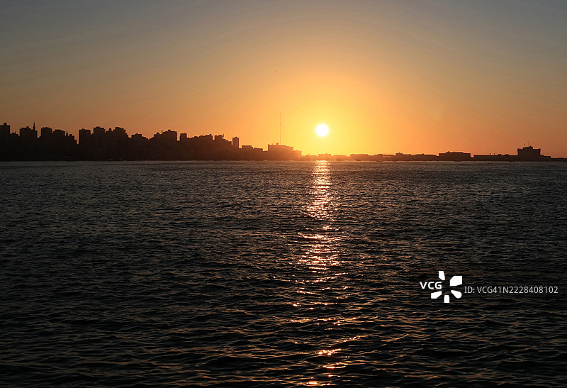 亚历山大港天际线，埃尔科尔尼什，日落时的海岸线 - 埃及亚历山大港。图片素材