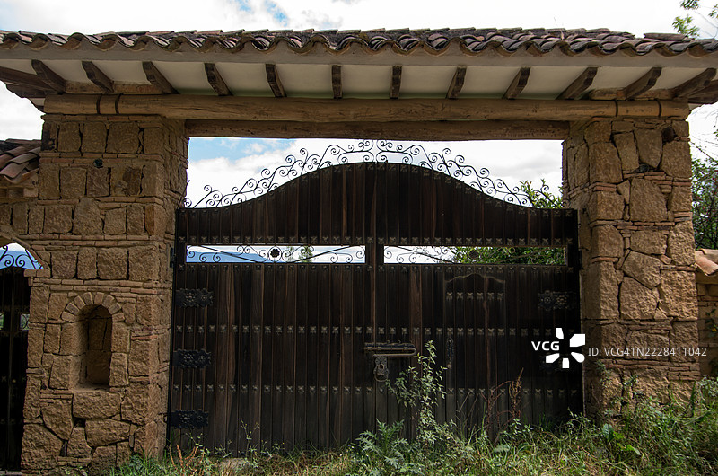 空置牧场别墅地块的入口大门，莱瓦别墅，博亚卡，哥伦比亚图片素材
