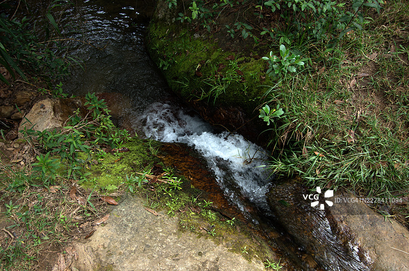 在哥伦比亚博亚卡省维拉德莱瓦的伊瓜克野生动物和植物保护区的圣佩德罗·德·伊瓜克徒步旅行路线上的萨奇卡河图片素材