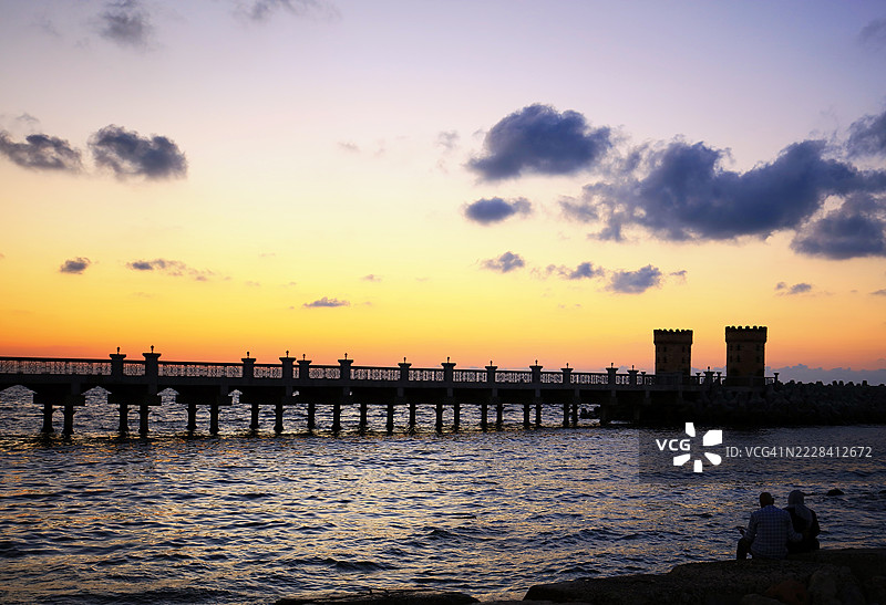 埃及亚历山大城凯特贝城堡旁的防波堤和塔楼。图片素材