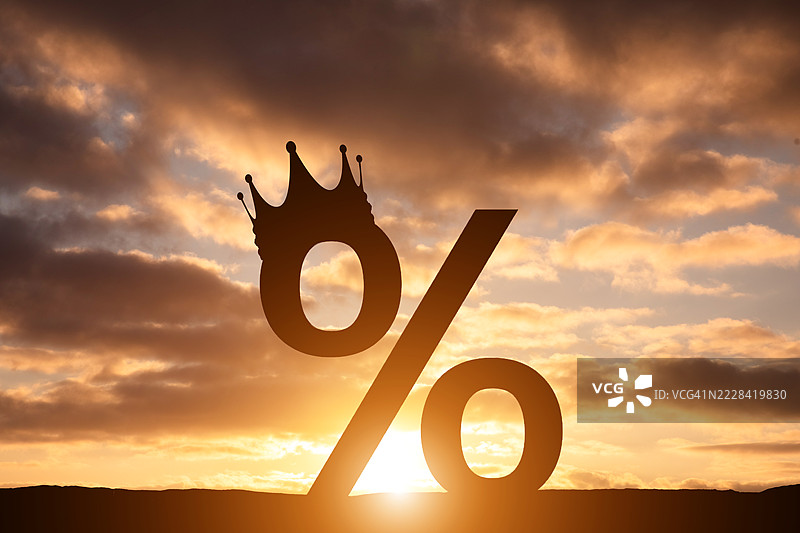 夕阳下的带皇冠的百分号图片素材