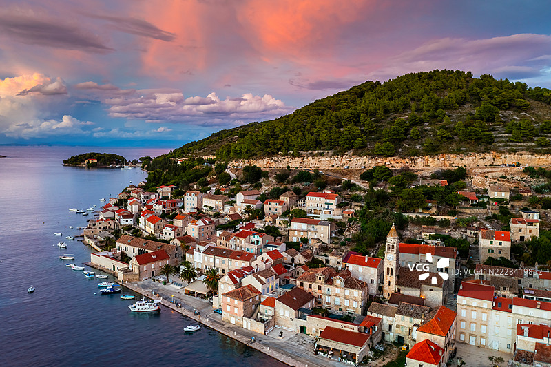 日落时分的维斯镇鸟瞰图，克罗地亚维斯岛图片素材