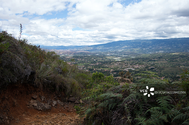 从圣花与动物保护区(Iguaque Flora and Fauna Sanctuary)中的Villa de Leyva - San Pedro de Iguaque徒步小径俯瞰Zaquencipá山谷和Villa de Leyva镇,博亚卡,哥伦比亚图片素材