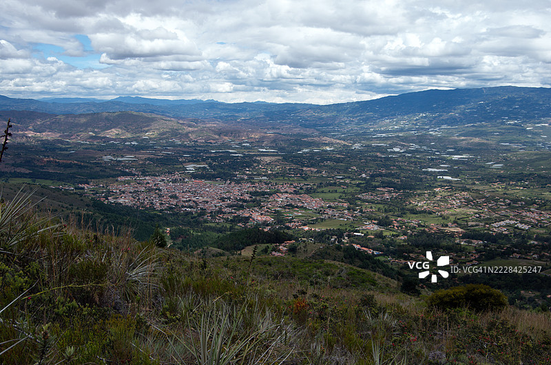 从圣图里奥·法乌纳与弗洛雷·伊瓜克保护区的维拉·德·莱瓦 - 圣佩德罗·德·伊瓜克徒步旅行小径俯瞰扎肯西帕谷和维拉·德·莱瓦镇,博亚卡,哥伦比亚图片素材
