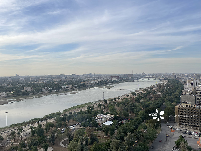 巴格达，伊拉克的底格里斯河和阿布·纳瓦斯公园图片素材