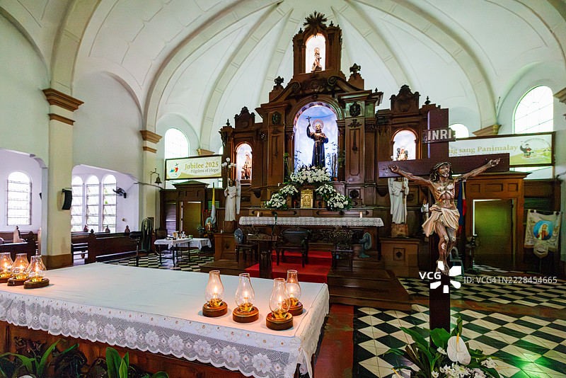 菲律宾内格罗斯西方省西莱市19世纪圣地亚哥副大教堂的内部。图片素材