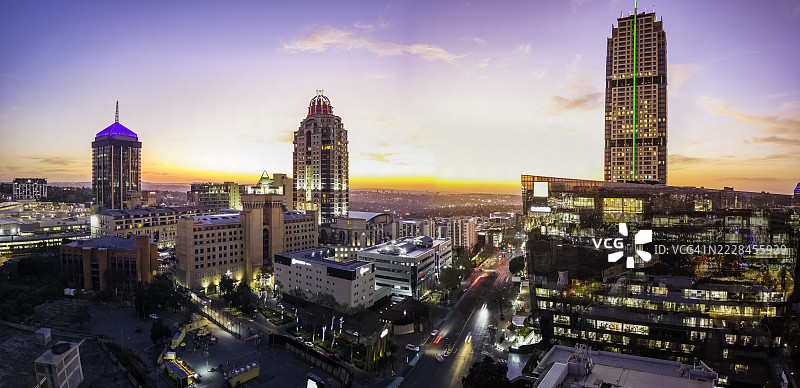 桑顿城市天际线中心在黄昏时分图片素材