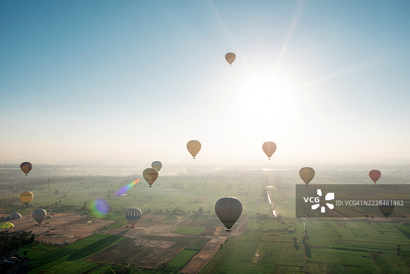 沙漠绿洲谷地地平线上热气球的景象。旅行。乘坐热气球飞行。埃及卢克索。图片素材