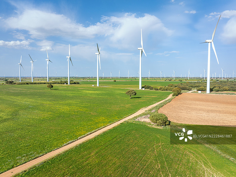 西班牙乡村风电场的风力涡轮机鸟瞰图，展示了向可持续能源转型的清洁可再生能源。图片素材