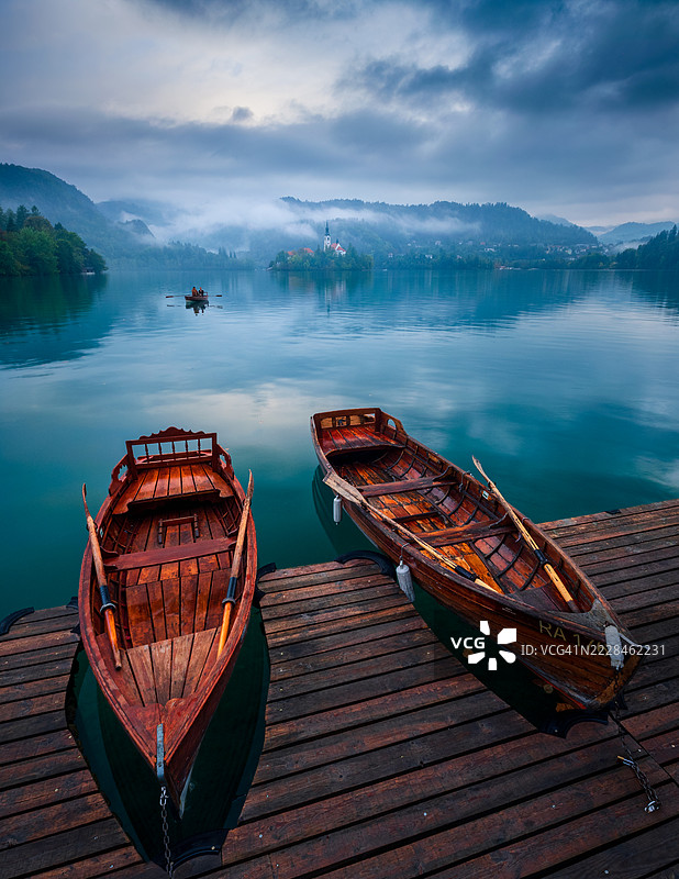 斯洛文尼亚布莱德湖畔的划船艇码头图片素材