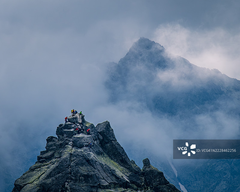 塔特拉山脉的Mnich山峰顶上的登山者图片素材
