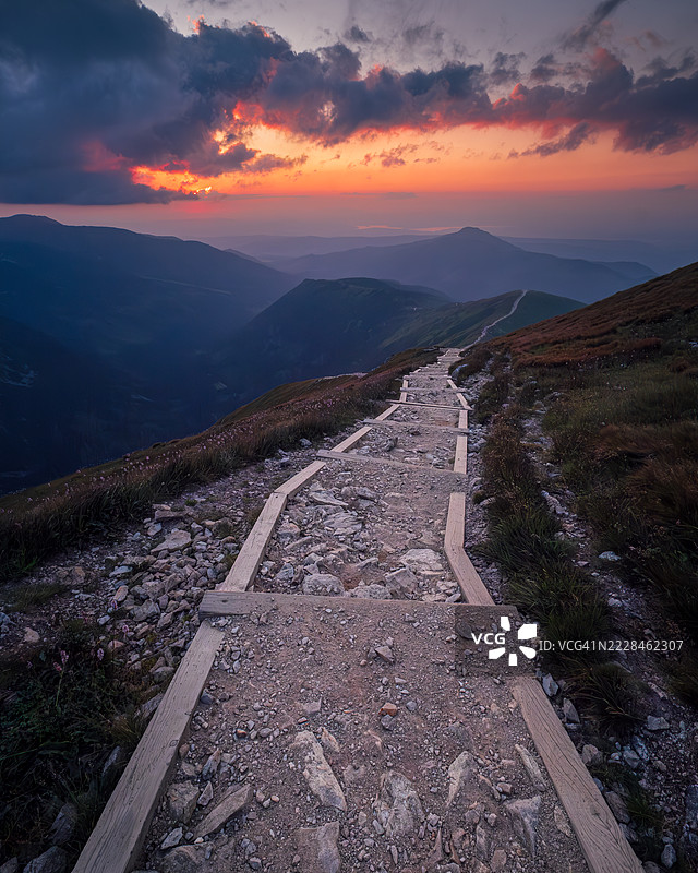 塔特拉山脉的Wołowiec峰日落后的小径图片素材