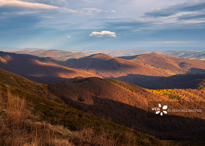 波兰比耶什查迪山脉的秋天图片素材