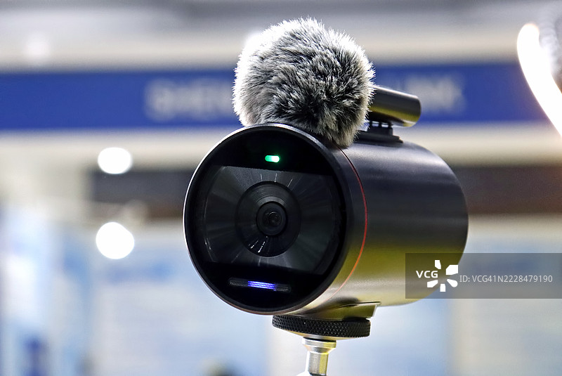 现代环境中PTZ摄像头的特写，适合直播、视频会议和监控系统，具备灵活的平移、倾斜和变焦功能。图片素材