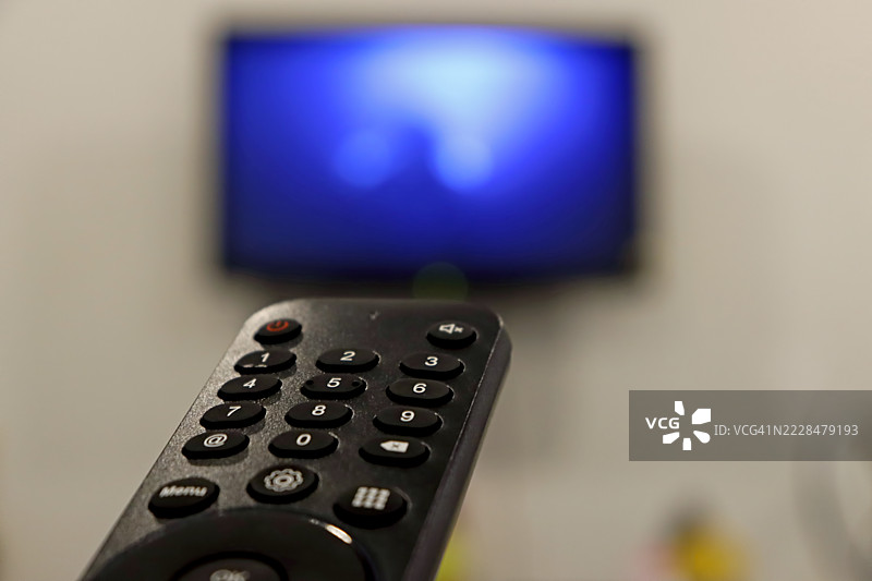 在娱乐的门槛上。手握遥控器，屏幕静待输入图片素材