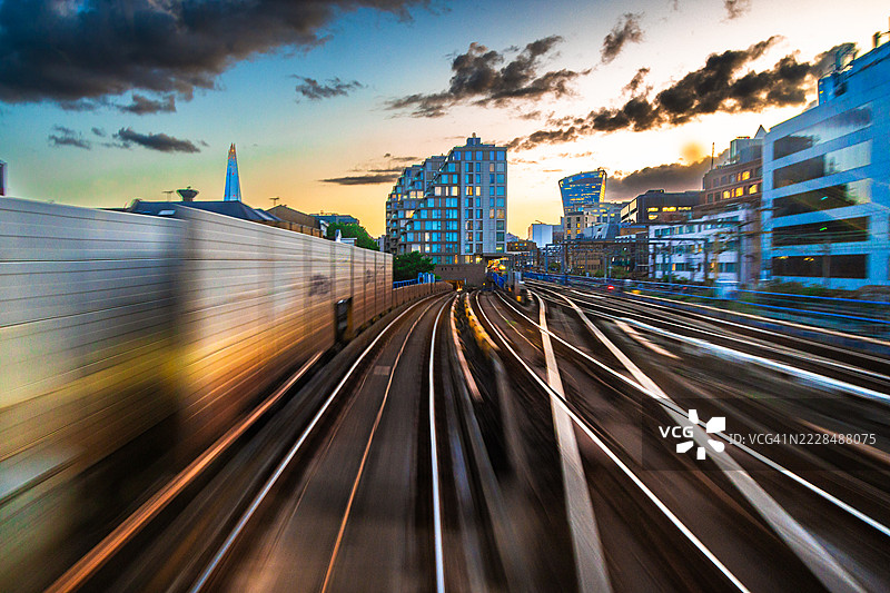 高速列车视角下模糊的铁路轨道运动图片素材