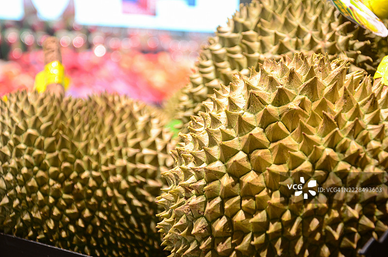 市场上新鲜榴莲的特写。图片素材