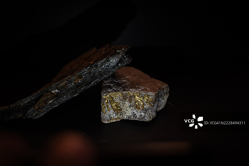 含金岩石图片素材