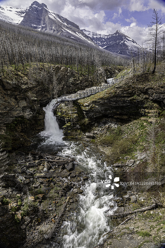 春季的布莱基斯顿瀑布，阿尔伯塔省沃特顿国家公园，四周环绕着崎岖的山脉风光。图片素材