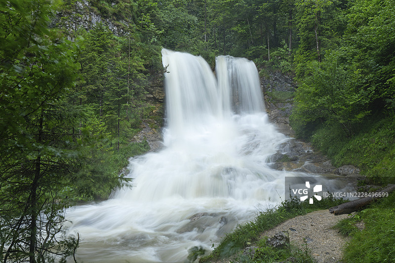 在因策尔附近的魏斯巴赫塔尔山谷中，经过大雨后的神奇瀑布图片素材