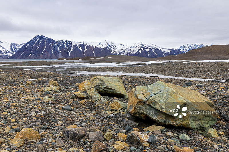融化的冰川，含铜的石头，水，山脉，库珀营地，斯匹茨卑尔根，斯瓦尔巴群岛图片素材
