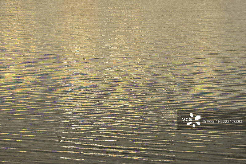 北海诺德海希，德国下萨克森州，波浪水面上的光线反射图片素材