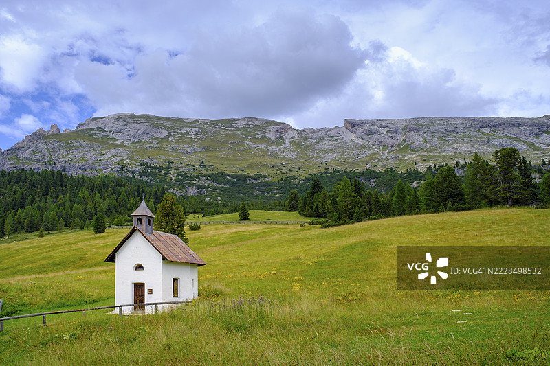意大利南蒂罗尔州布拉耶斯谷普斯特里亚谷的法内斯-塞内斯-布拉耶斯自然公园普拉特皮亚察山旅馆的教堂，普拉特维森萨特尔图片素材