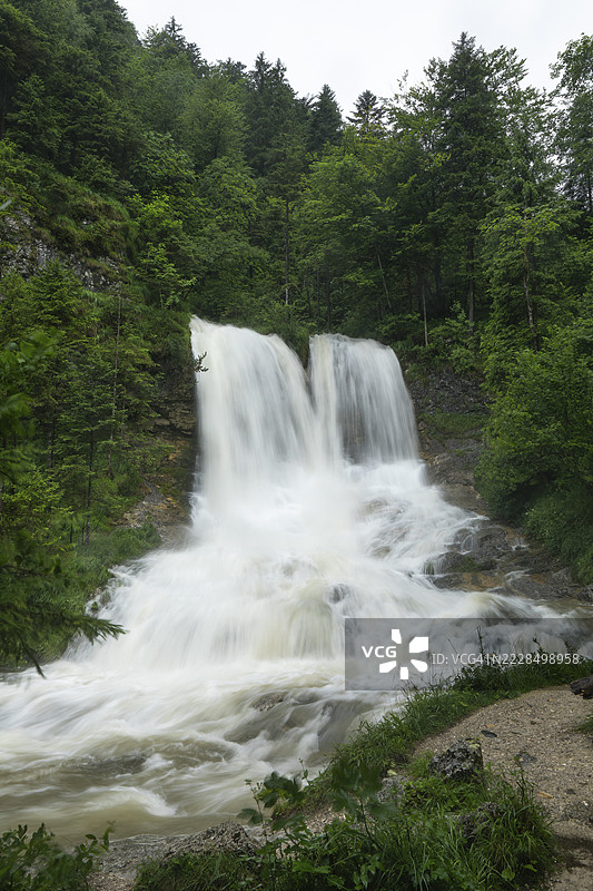 在因策尔附近的魏斯巴赫谷，暴雨过后出现的神奇瀑布图片素材