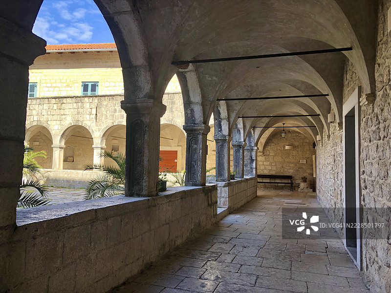 克罗地亚克尔克岛附近的普纳特岛上，古老修道院内典型石拱廊的珍贵走廊图片素材
