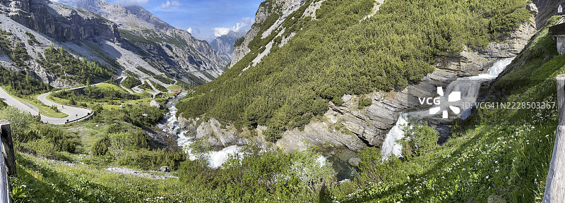 斯特尔维奥山口南侧的全景,前方右侧是布劳利奥瀑布,意大利伦巴第大区瓦尔迪登特罗。图片素材