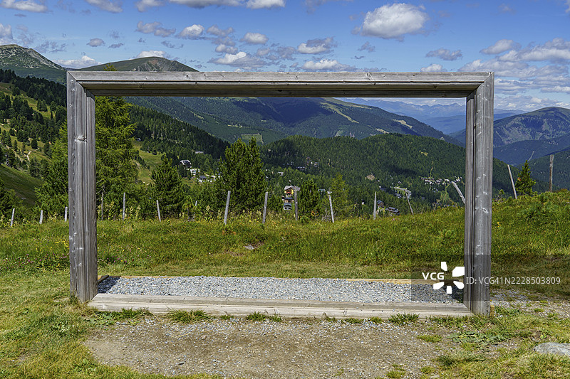 木框架下的山景，蓝天和零星云朵，奥地利卡林西亚州巴德克莱因基希姆图片素材