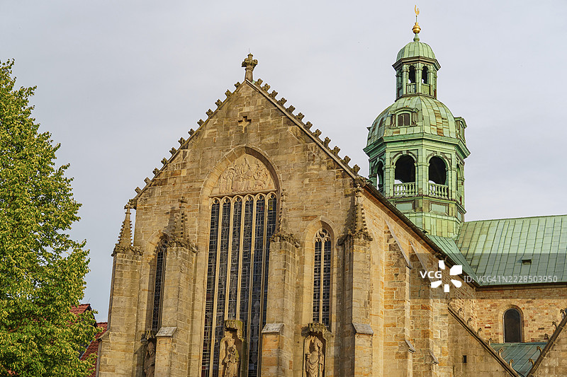 希尔德斯海姆,德国下萨克森州的哥特式教堂,绿铜屋顶和令人印象深刻的钟楼在傍晚的光线下。图片素材