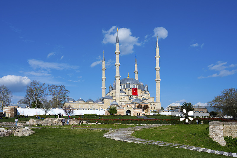 突出的宣礼塔和宽敞花园的清真寺。晴朗的蓝天。塞利米耶清真寺，埃迪尔内塞利米耶清真寺，奥斯曼建筑，联合国教科文组织世界遗产，埃迪尔内，东色雷斯，土耳其图片素材