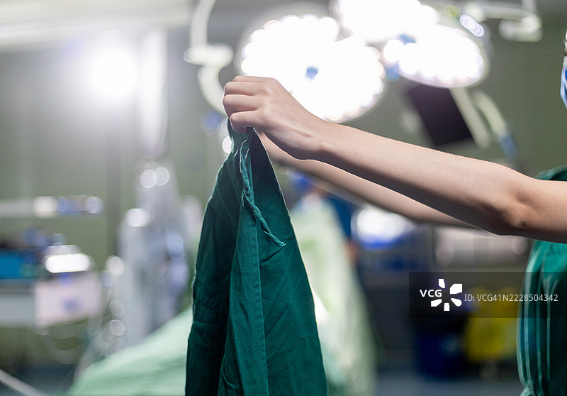 女医生正在整理手术器械图片素材