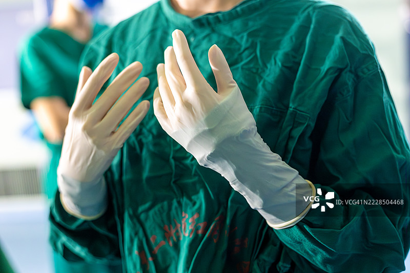 外科医生在手术室调整手套图片素材