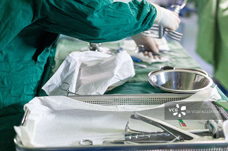 医生在医院手术室进行手术图片素材