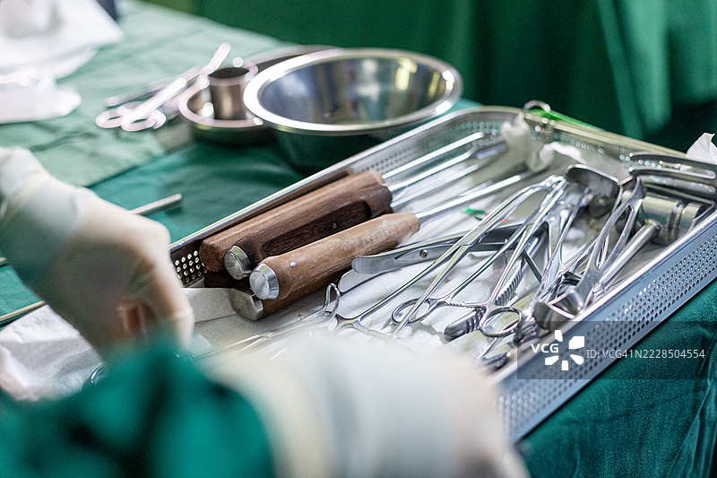 手术器械在托盘中图片素材