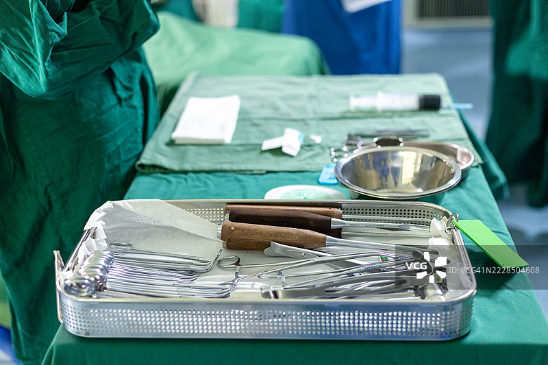 手术器械在托盘中图片素材