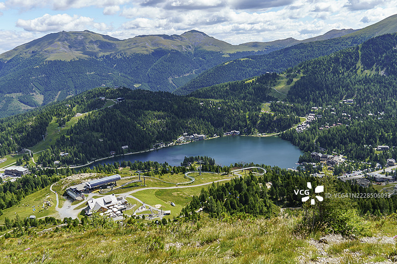 俯瞰被山脉和森林环绕的如画湖泊的壮丽景色，巴德克莱因基希姆，卡恩滕，奥地利图片素材